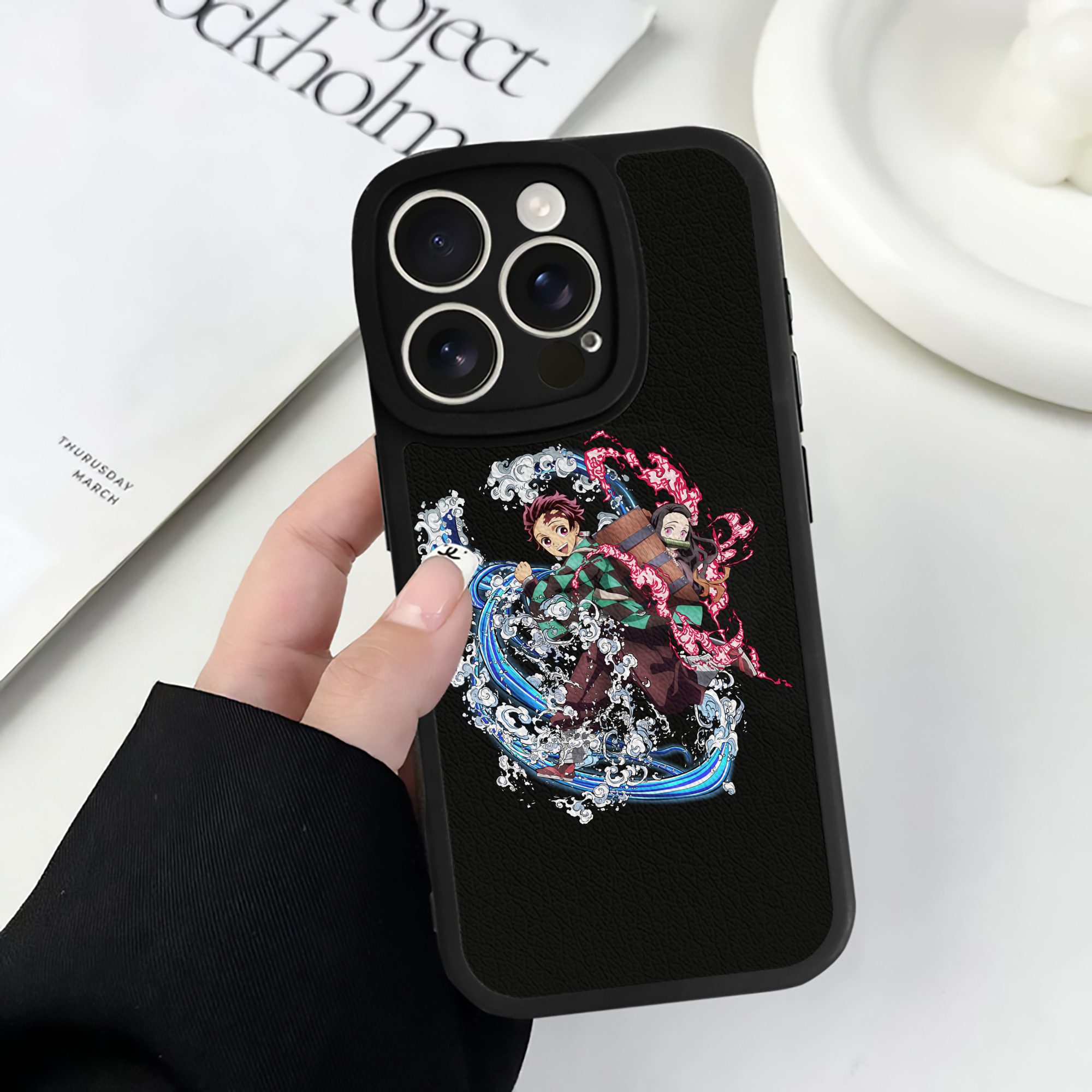 （画像用） 鬼滅の刃（きめつのやいば）竈門 禰󠄀豆子／かまど ねずこ Kamado Nezuko 【iPhone 16シリーズ対応】シリコンスマホケース（レザー調） 材質：シリコン